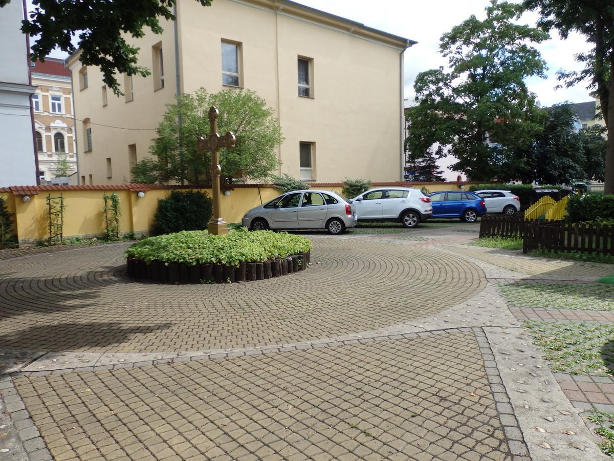 Hotel Zlatý Kříž Teplice Exterior foto